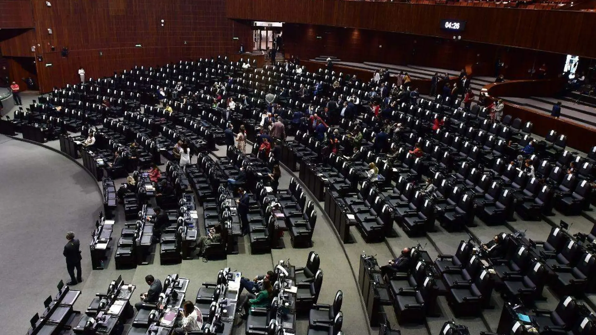 En Cámara de Diputados Integrantes de movimiento feminista encara a Quadri por comentarios transfóbicos